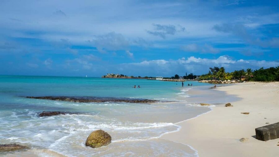 Antigua - Discover and Relax on 2 beaches - What to pack for a comfortable beach stop