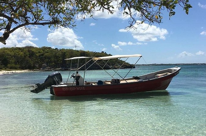 Snorkel and Exclusive Beach Exploration in Antigua - Finding a quiet beach by boat