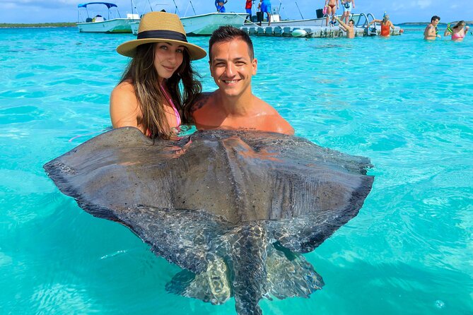 Stingray City experience, Devils Bridge and Long Bay Beach - Stingray City: the hour that makes the tour